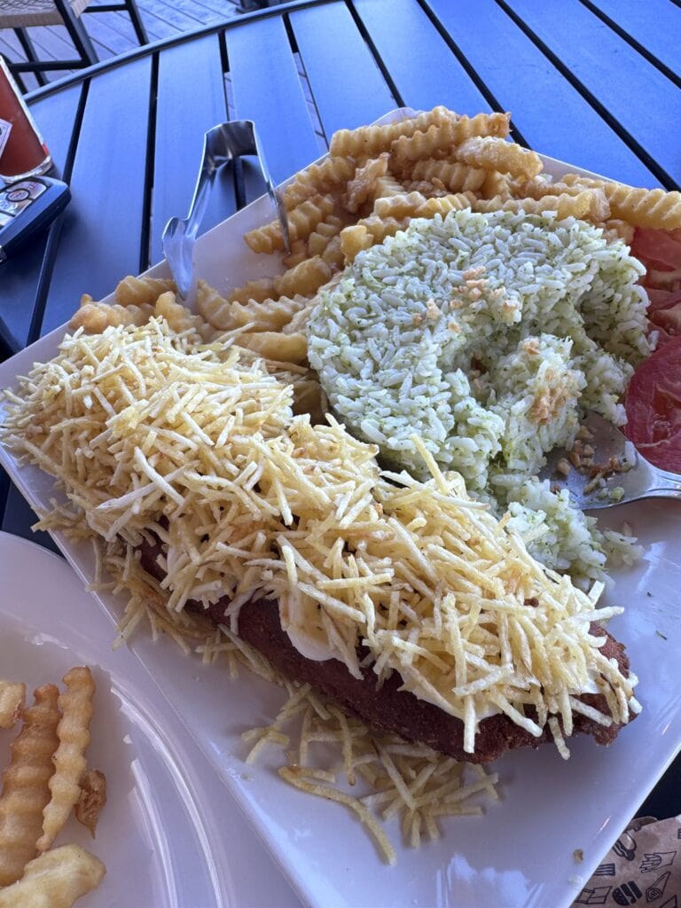 Almoço no Canyons Beach Club em Capitólio
