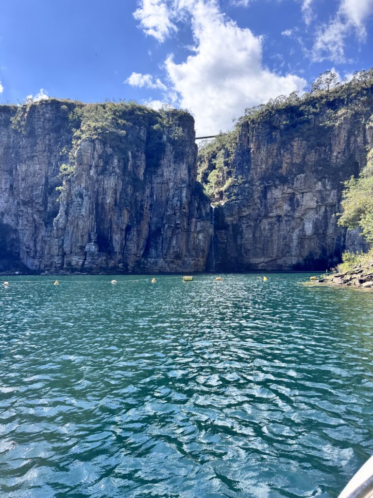 Cânions de Furnas em Capitólio vistos durante passeio de barco